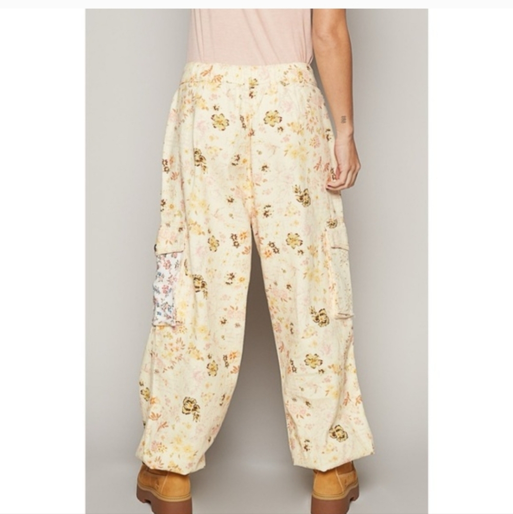 NWOT POL Natural Cream Floral Print Patched Cotton Cargo Joggers Size LARGE - Picture 3 of 7